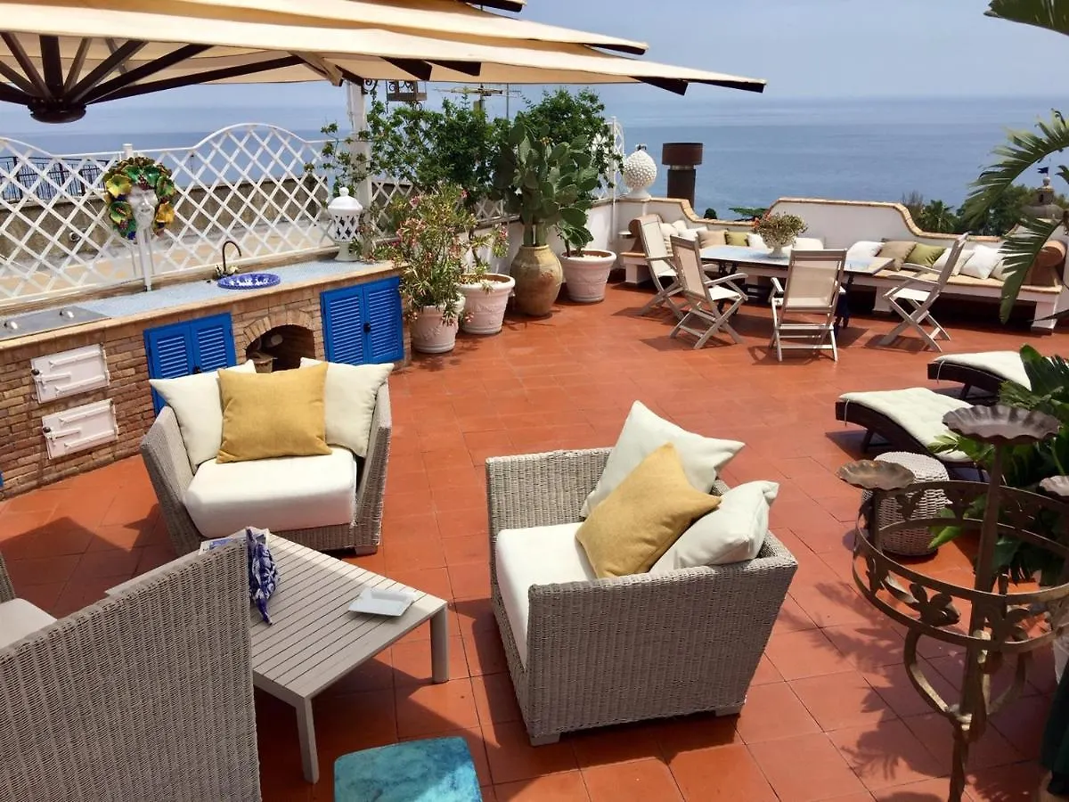 לינה וארוחת בוקר טאורמינה Casa Arico & Shatulle Suites
