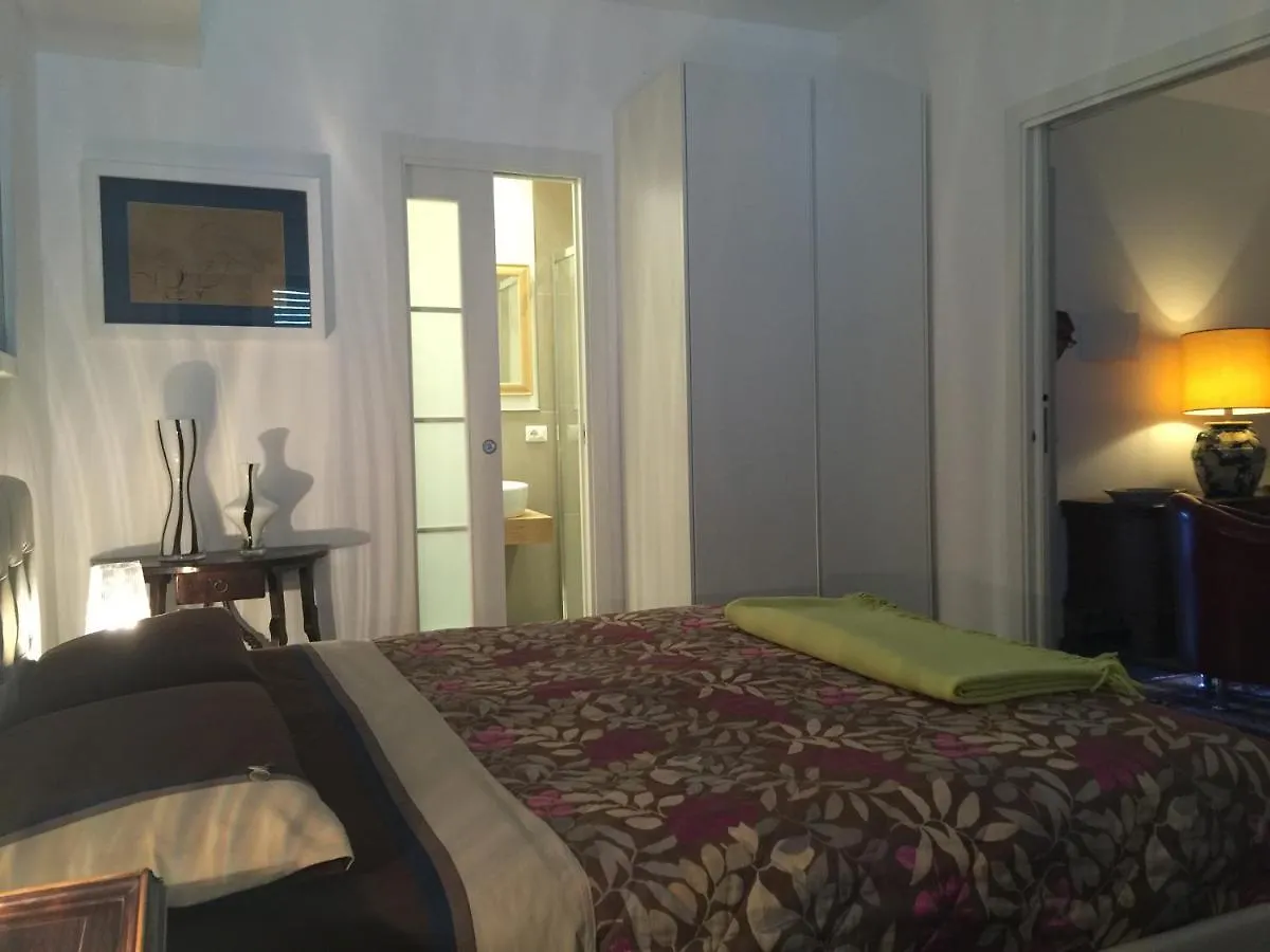 לינה וארוחת בוקר טאורמינה Casa Arico & Shatulle Suites